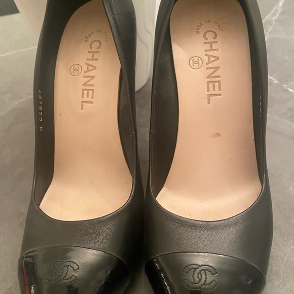 AUTHENTIC Chanel Black Leather Cap Toe Pumps - Size 39 (US 8.5/9) - Picture 8 of 11